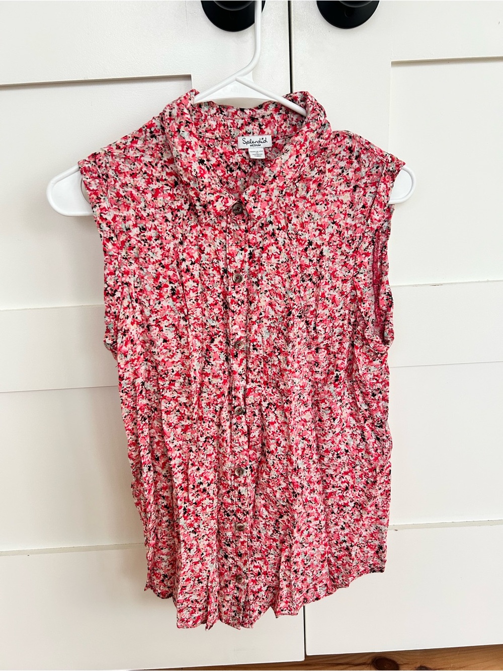 Splendid Women’s size Medium Sleeveless Pink and Red Patterned Button-Front Top